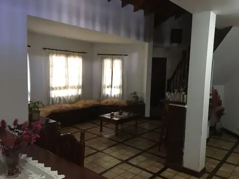 CHALET 5 AMBIENTES, MAS LOTE EN P.H