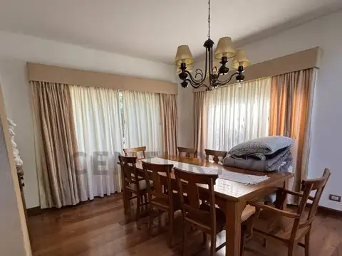 Casa en Alquiler con 2 cocheras