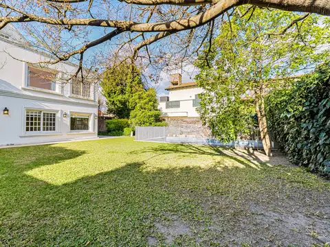 Casa en Venta con 3 cocheras