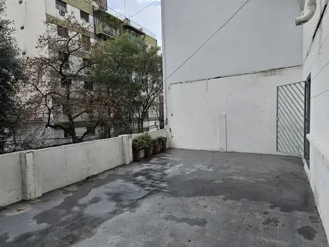 Ph piso unico con entrada independiente en un 1° piso x escalera de 4 ambientes con terraza 