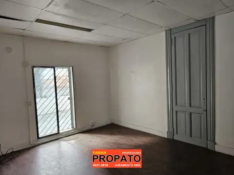 Ph piso unico con entrada independiente en un 1° piso x escalera de 4 ambientes con terraza!!
