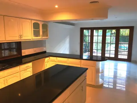 Casa en Alquiler con 4 cocheras