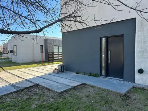Casa en Venta con 4 cocheras