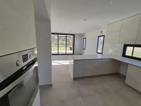 Casa 4 ambientes con 2 baños