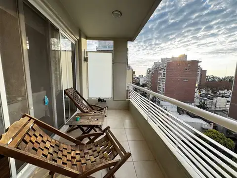 Venta departamento de dos dormitorios, balcón con parrillero, cochera y pileta. Rosario, Centro Río