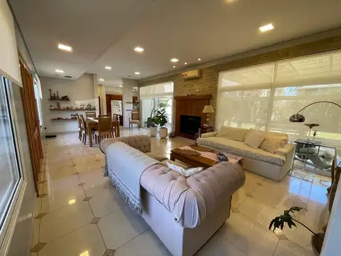 Casa en Alquiler con 2 cocheras