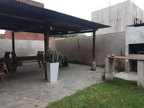 Casa quinta en venta en Sucre al 4200