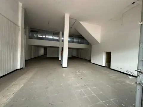 Venta de propiedad con locales en calle Urquiza 68