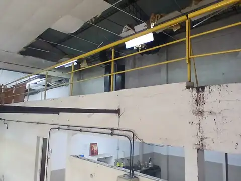 Galpón 850m2 en alquiler en Bernal Oeste.