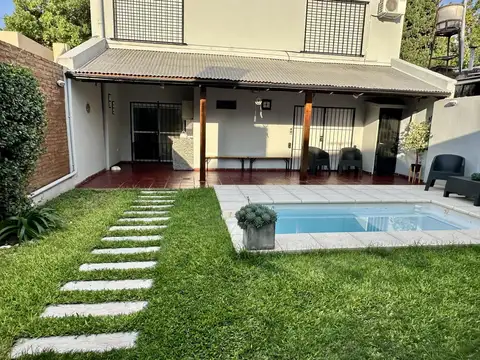 Teniente Agneta 952 B y San Luis. Casa con cochera. Piscina. Oficina