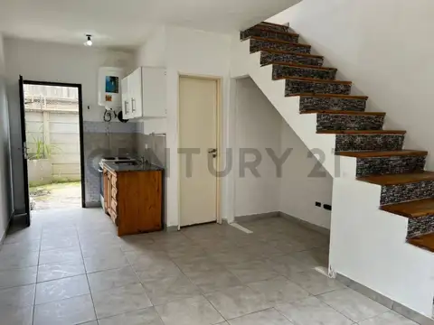 Venta Departamento depto dúplex 2 ambientes Los Polvorines con cochera y patio Villa de mayo