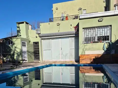Imperdible casa en lote propio – Refaccionada, con pileta, quincho y terraza - Calle 70 y 134