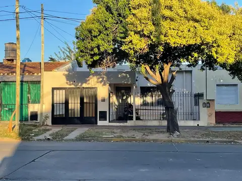 CASA EN VENTA + DEPTO AV. VIVES