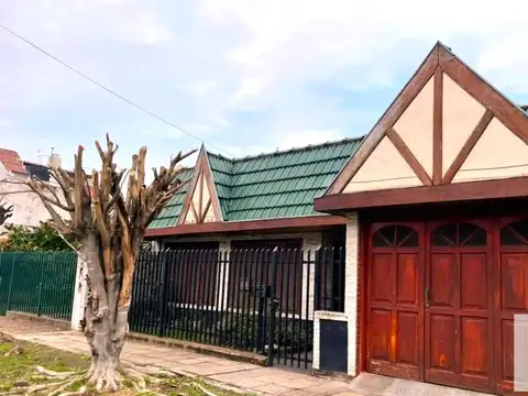 Casa en venta - 4 Dormitorios 3 Baños - 450Mts2 - Villa Luzuriaga