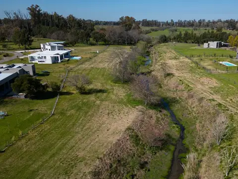 Terreno en venta en esquina La asuncion club de campo uf 106