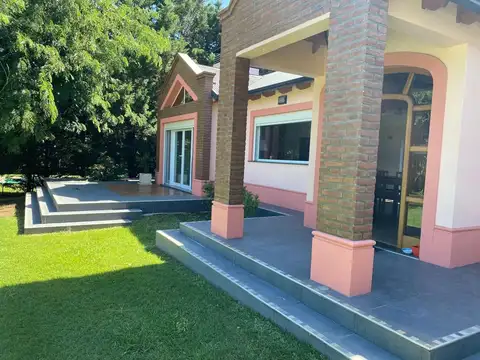 Casa de categoría - Barrio Las Lomitas -