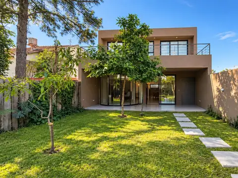 VENTA CASA MODERNA JARDIN VISTA ABIERTA PARRILLA  A PASOS DE LA ESTACIÓN BELLA VISTA