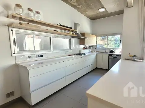 Casa 5 ambientes con 2 baños