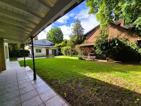 Casa en Venta con 2 cocheras