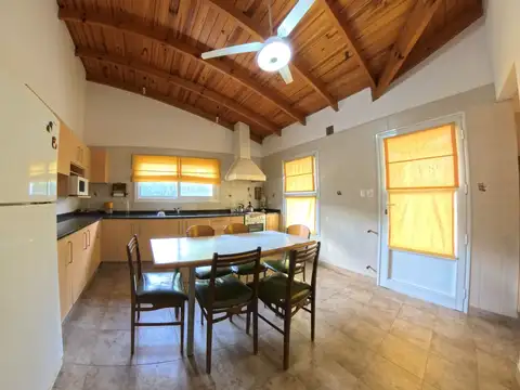 Casa 6 ambientes con 2 baños