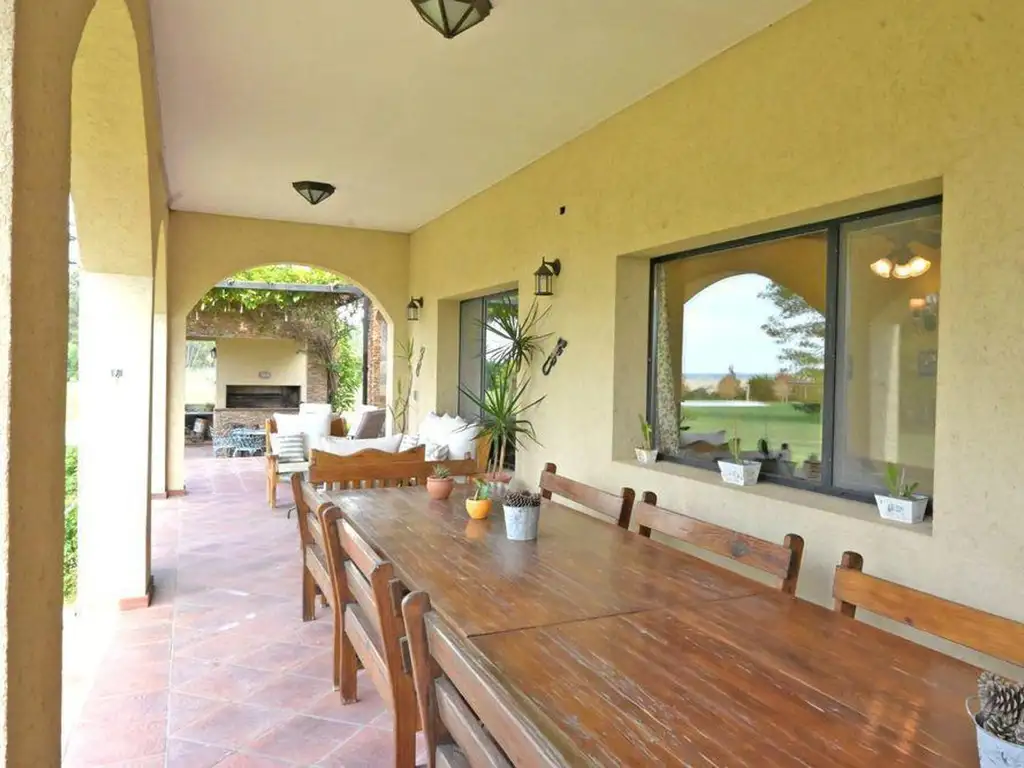 Casa - 640  m² Cubierta | 4 dormitorios | 7 años | 4 baños | 5 ambientes | 3 cocheras