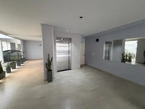 HERMOSO DEPARTAMENTO 2 AMBIENTES - CONTRAFRENTE - COCHERA - SUM