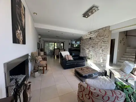 Casa en Venta con 4 cocheras