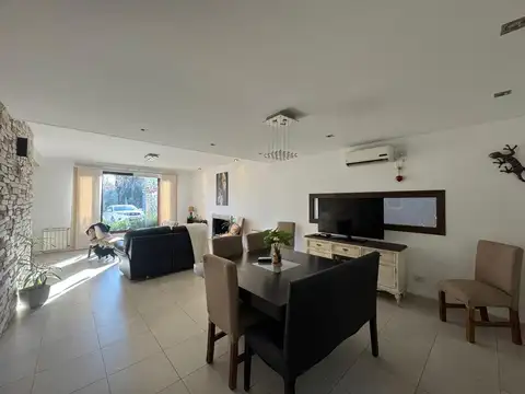 Casa 5 ambientes con 3 baños