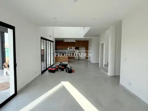 Casa en Venta con 3 cocheras
