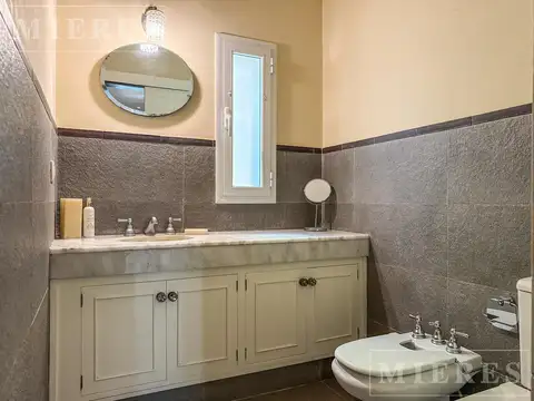 Casa en Alquiler con 2 cocheras