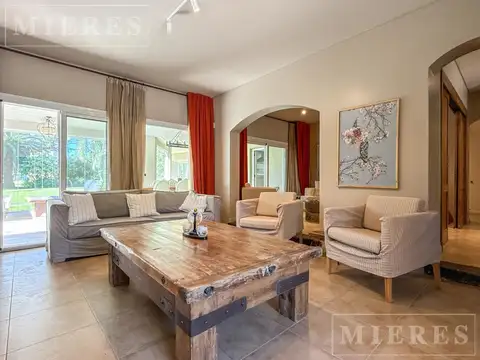 Casa 7 ambientes con 4 baños