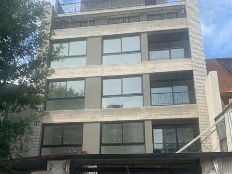 EXCELENTE DEPARTAMENTO DE 3 AMBIENTES CON COCHERA