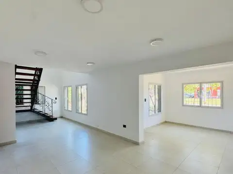 Casa 5 ambientes con 2 baños