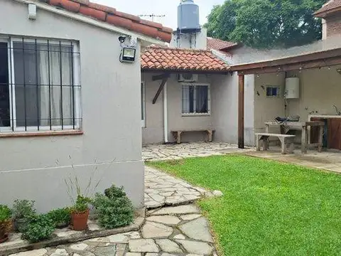 Venta Casa 3 ambientes con quincho jardin y terraza con cochera en Olivos