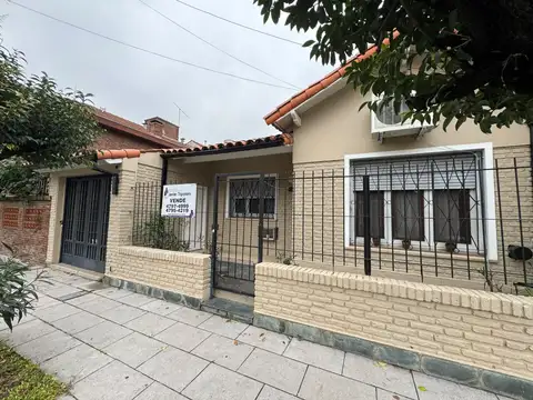 Excelente Chalet de 4 ambientes distribuido en una planta  con amplio jardin fondo y garage cubierto.