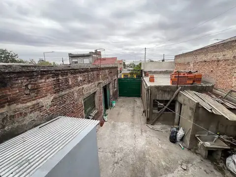 NUEVO VALOR Galpón con 2 dptos + local al frente