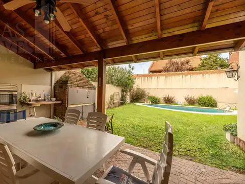 5 Ambientes - 3/4 Dormitorios (Suite) - Espacioso jardin (Piscina y Parrilla) - Playroom