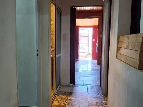 Casa con gran patio y cochera.