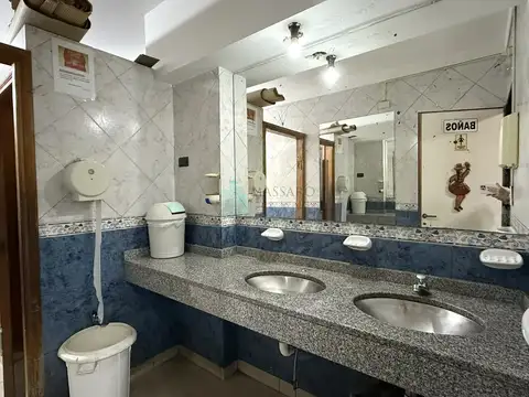 Tres locales en block en venta, en centro comercial Liniers.