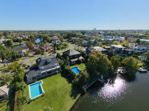 Impecable casa Pulte al lago en Los Castores