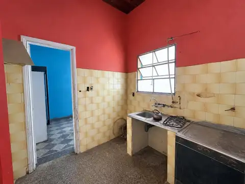 Casa venta Sarandi a refaccionar con patio
