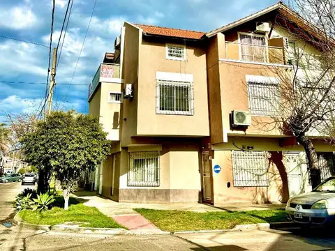 TRIPLEX 4 AMBIENTES CON COCHERA