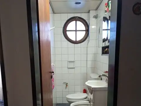 Chalet en 3 plantas. 4 dormitorios. Jardín con pileta. 2 cocheras