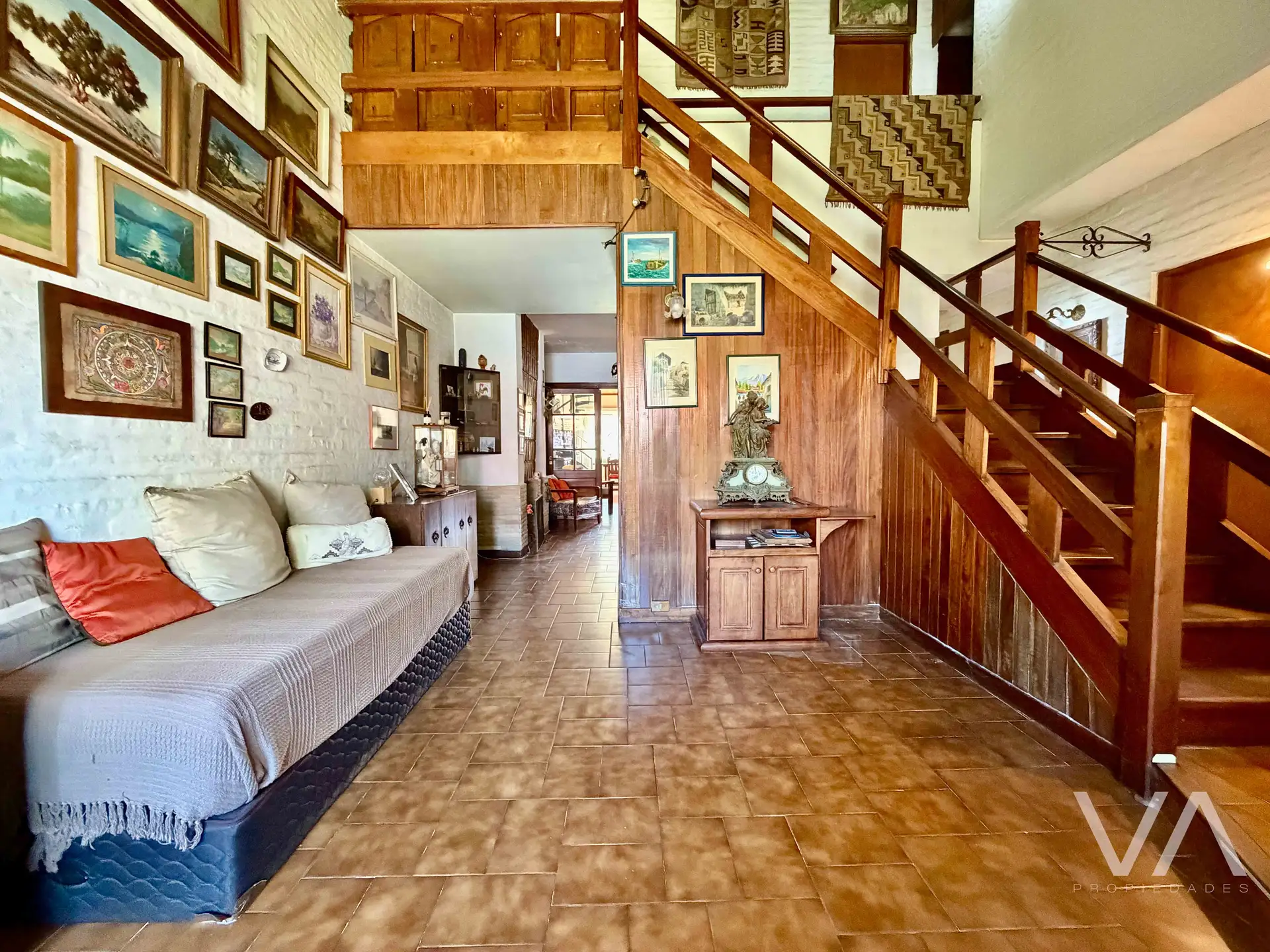 Chalet con 4 dormitorios. Jardin, piscina y quincho. Chauvin.