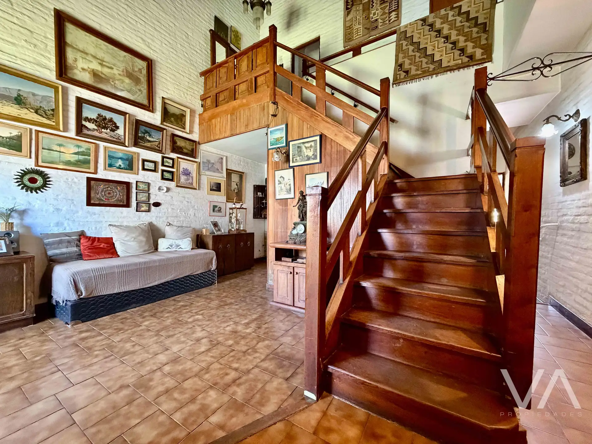 Chalet con 4 dormitorios. Jardin, piscina y quincho. Chauvin.