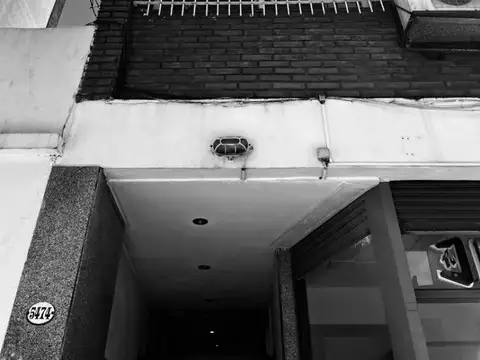 Departamento 2 1/2 ambientes con escritorio y balcón