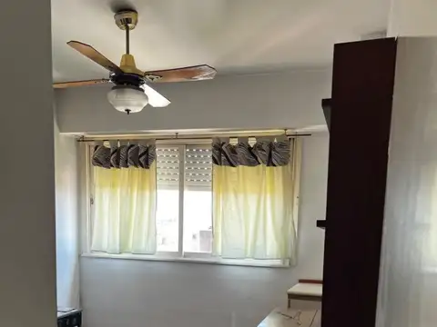 Departamento 2 1/2 ambientes con escritorio y balcón
