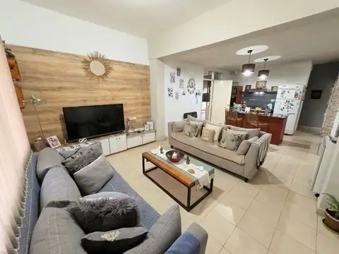 Se vende casa , quincho y jardin en barrio semicerrado