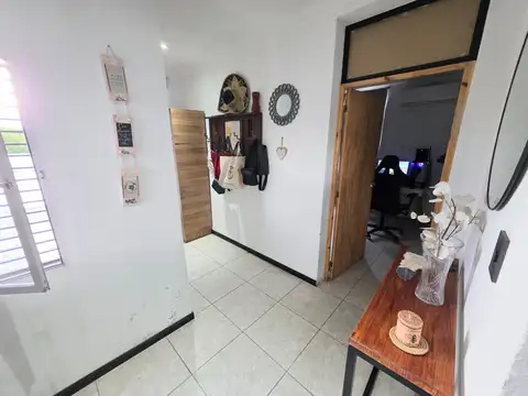 Se vende casa , quincho y jardin en barrio semicerrado