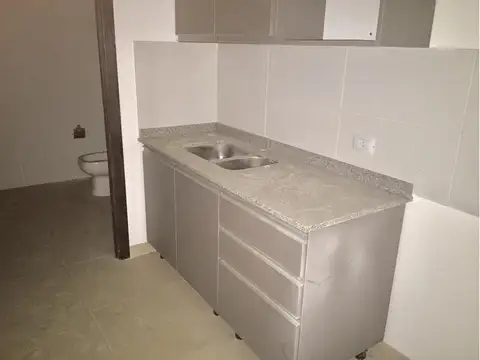 MAGNIFICO LOCAL s/ Av. Mitre con Financiación directa  